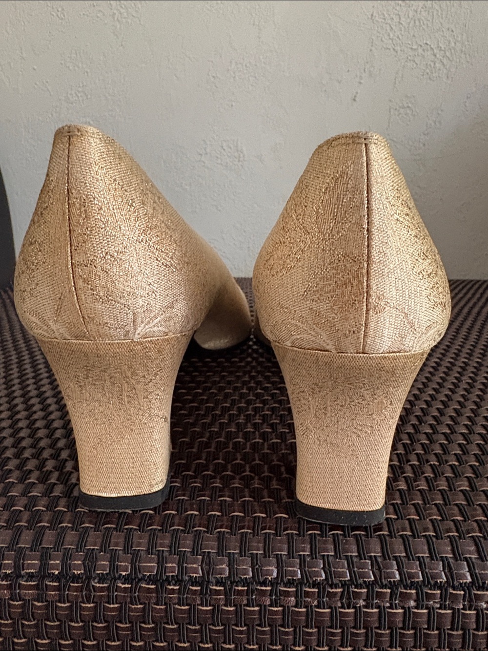 Salvatore Ferragamo Embroidered Cream /Gold Women's Pumps, Sz 7 1/2 B - Picture 4 of 12